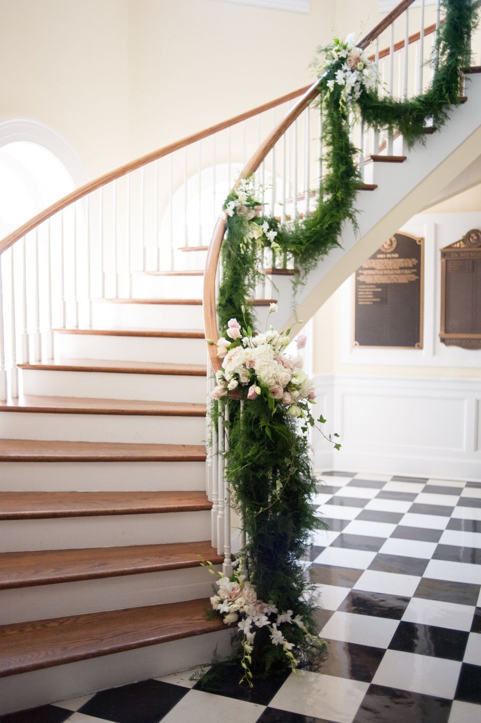 Свадебное украшение лестницы