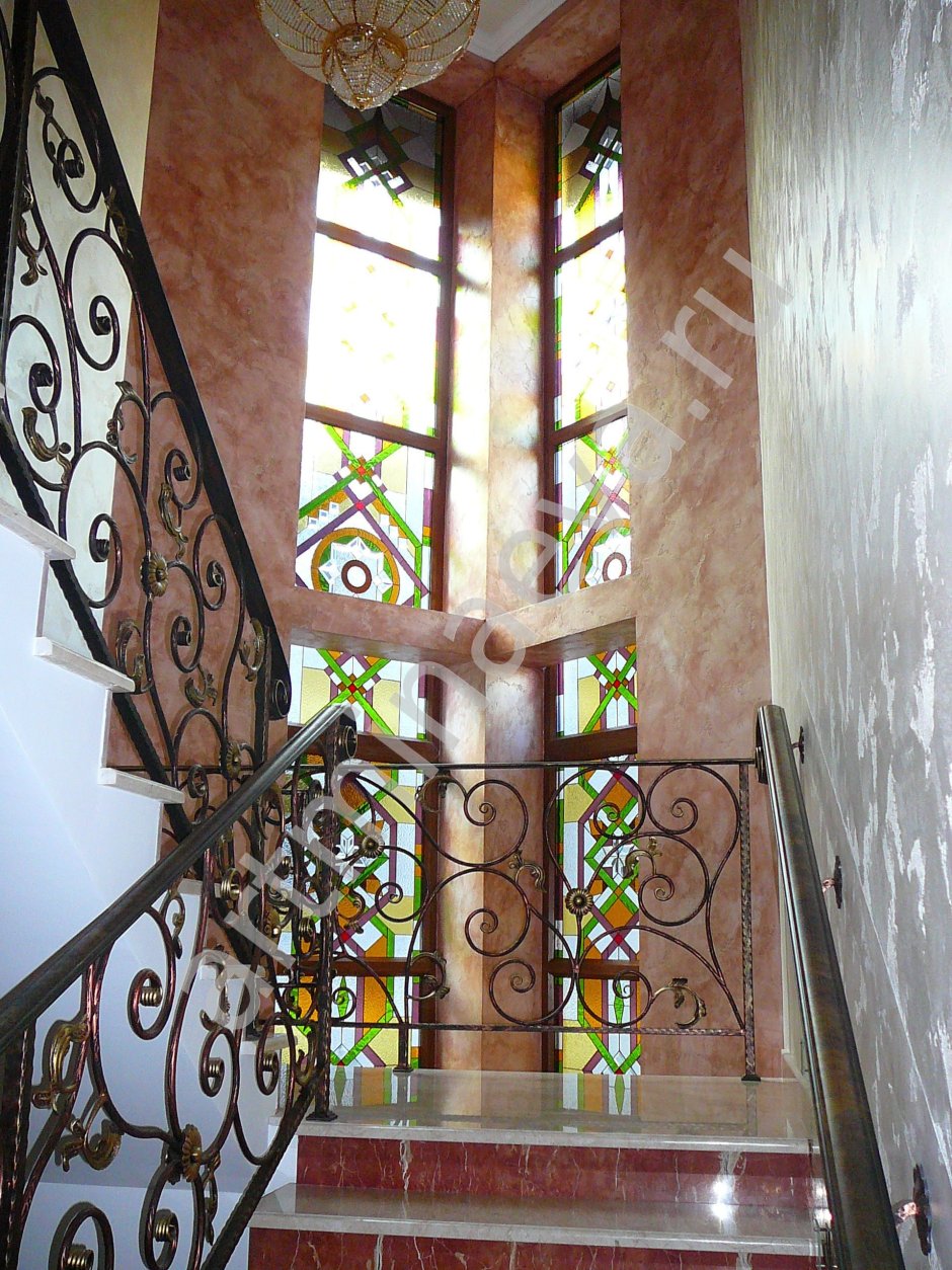 Витражное окно в доме на лестнице