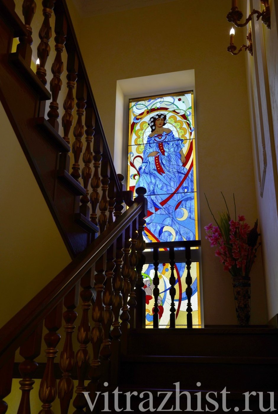 Витражное окно на лестнице
