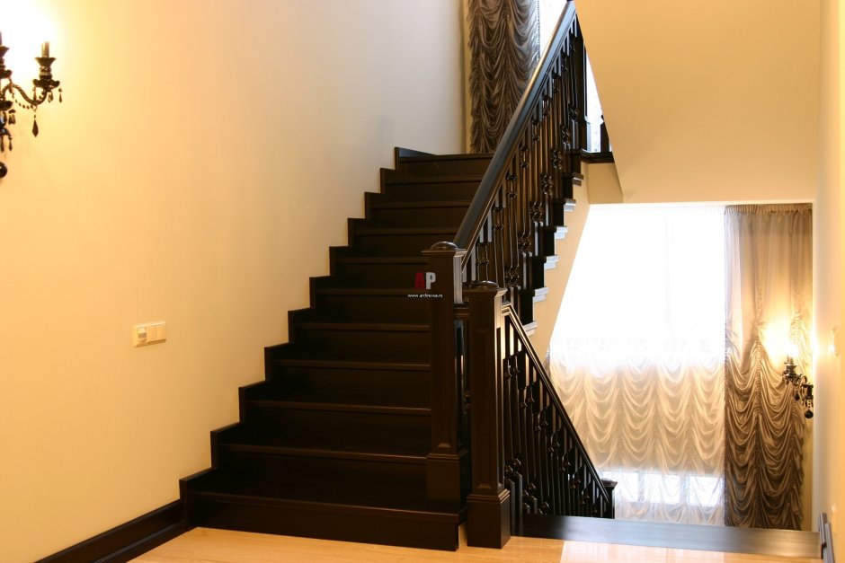 Темно коричневая лестница