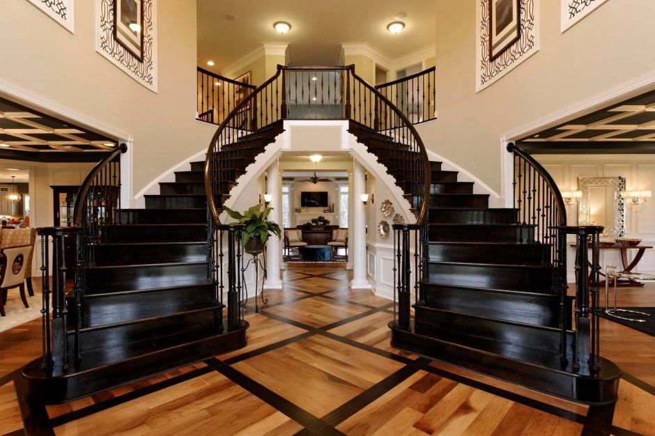Роскошная лестница в доме