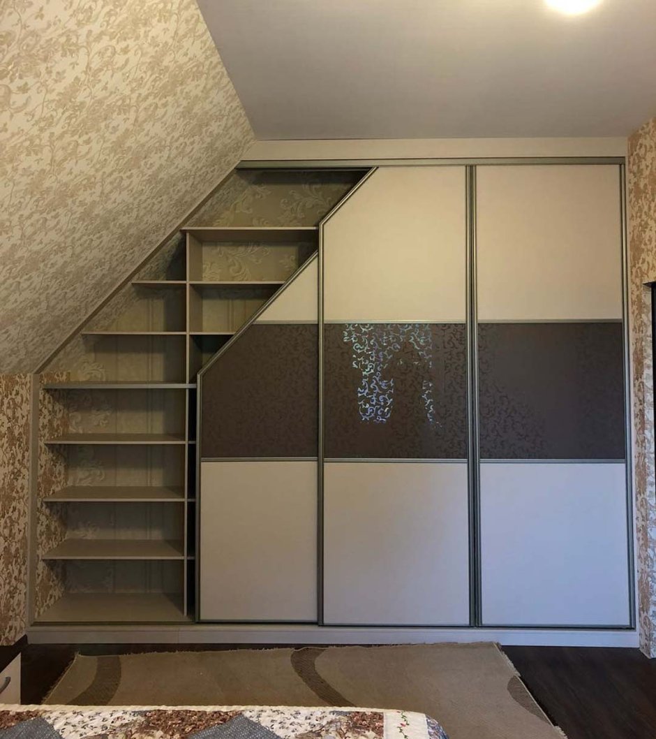 Встроенный шкаф купе под лестницей