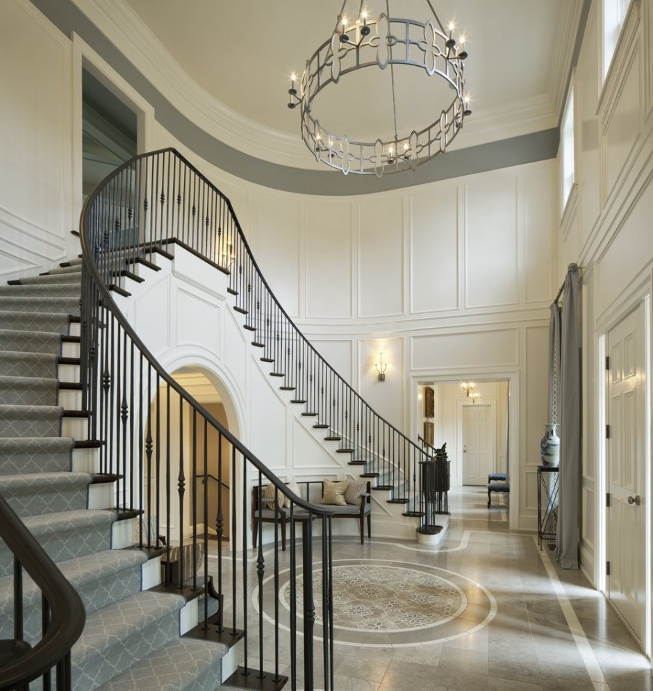 Интерьер холла с лестницей в классическом стиле