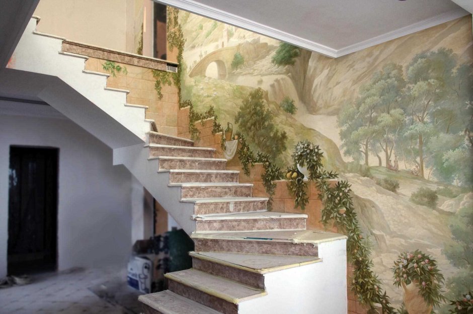 Фреска на лестнице в интерьере