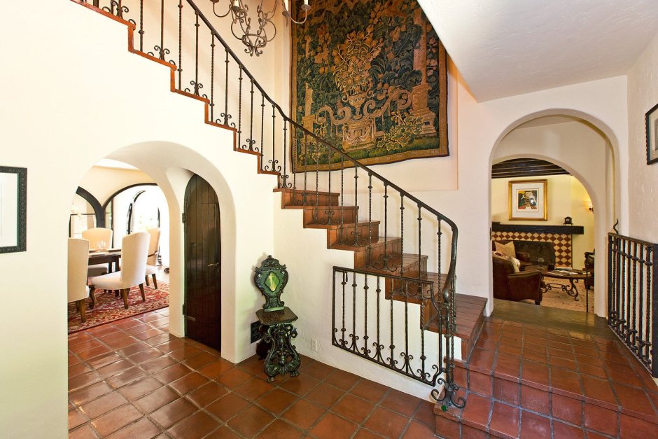 Лестница испанский колониальный стиле