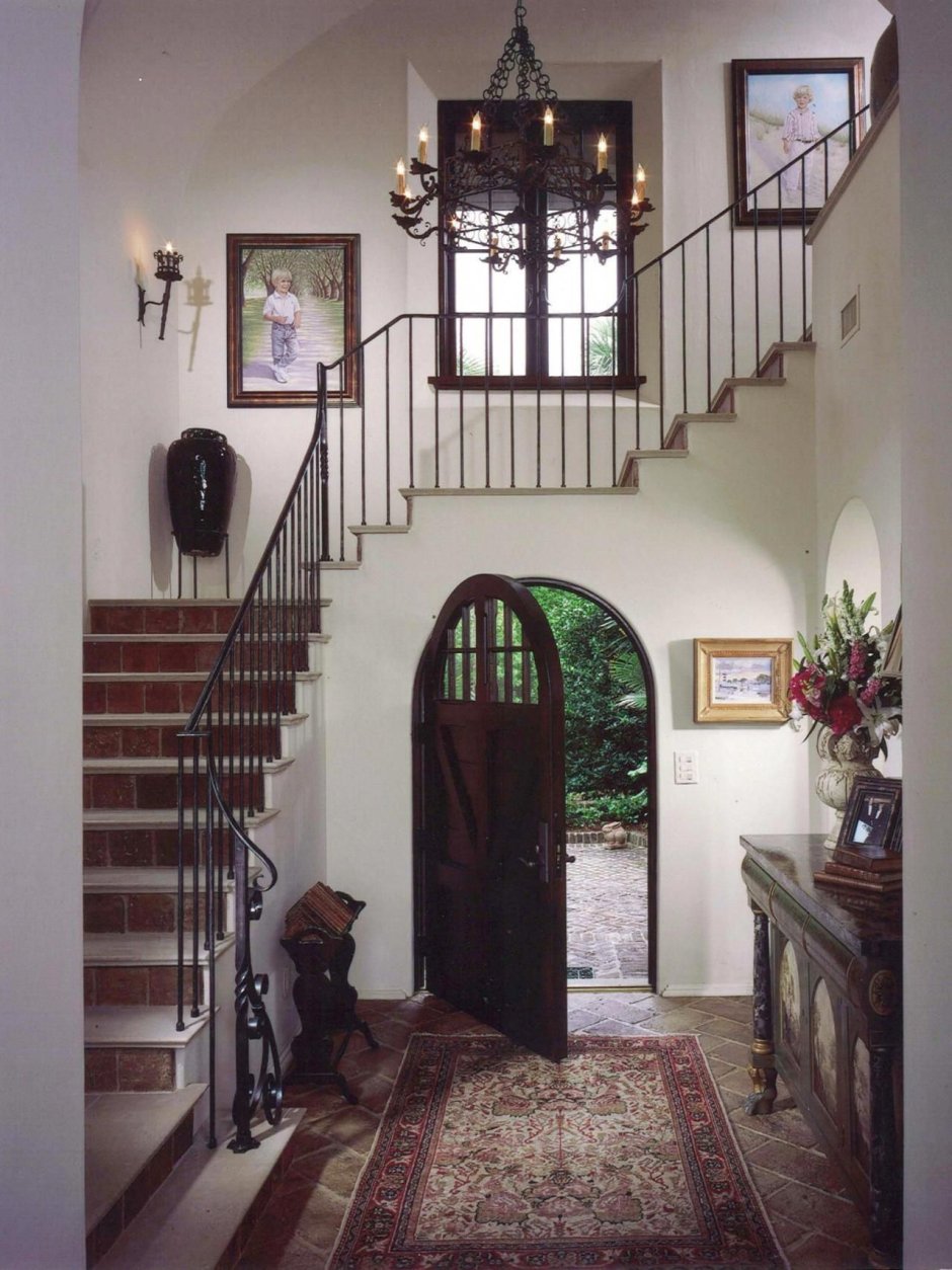 Лестница над входной дверью