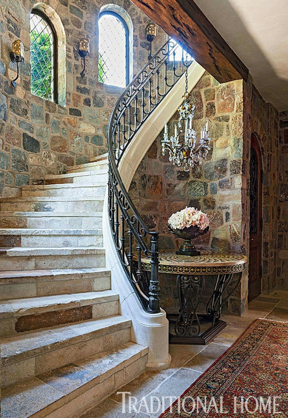 Красивая лестница из камня