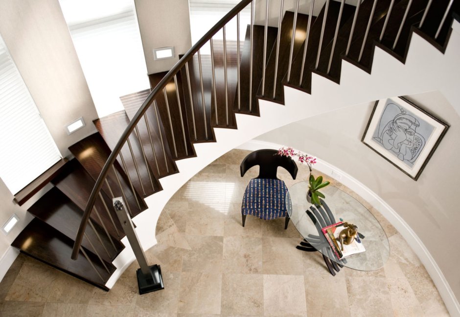Элемент дизайна спиральная лестница на второй этаж