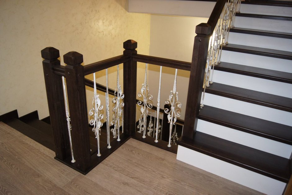 Деревянная лестница с металлическими балясинами