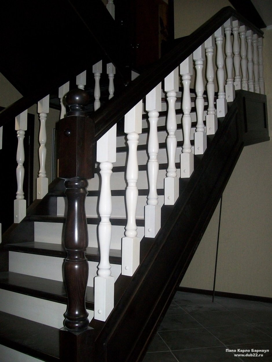 Лестница с белыми балясинами