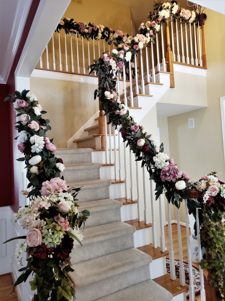 Лестница украшенная цветами