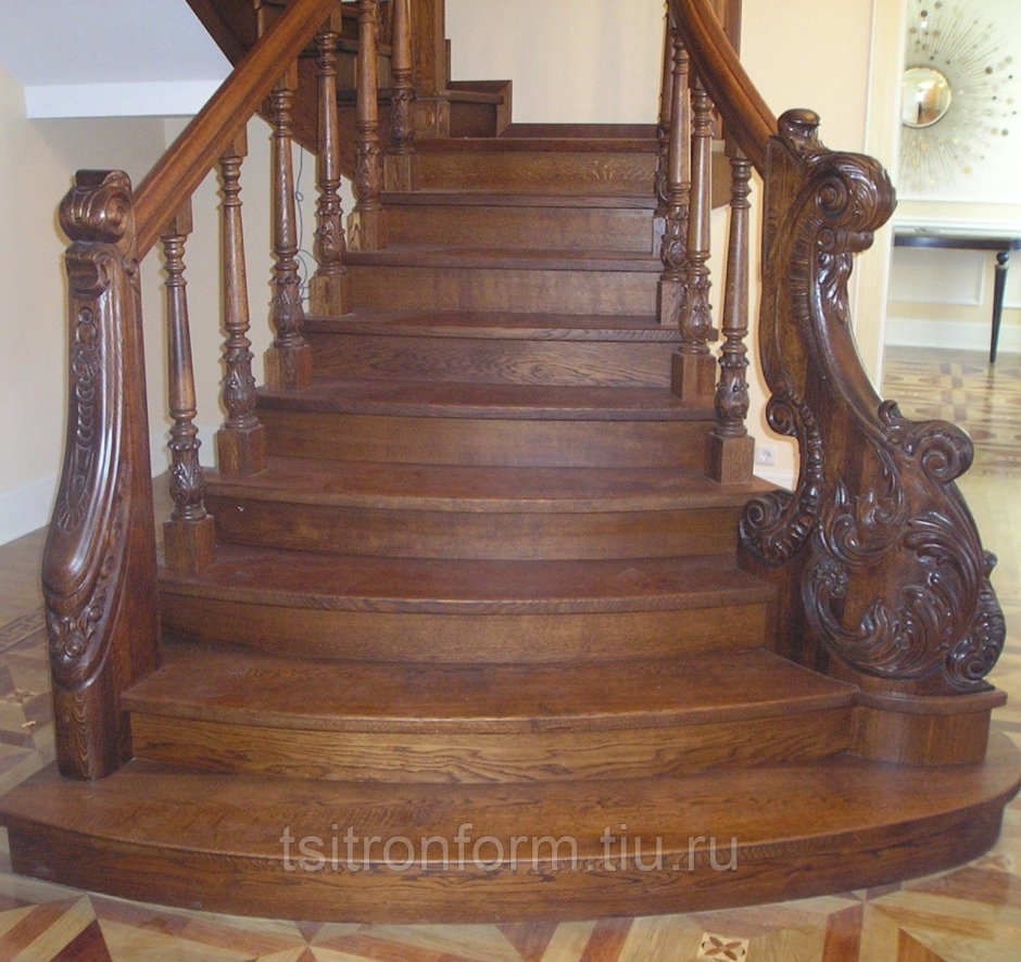 Массивная деревянная лестница