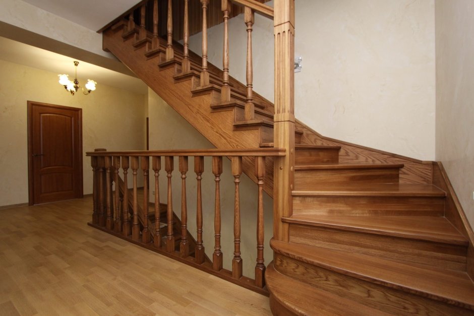 Деревянная лестница на второй этаж в частном доме цвет орех