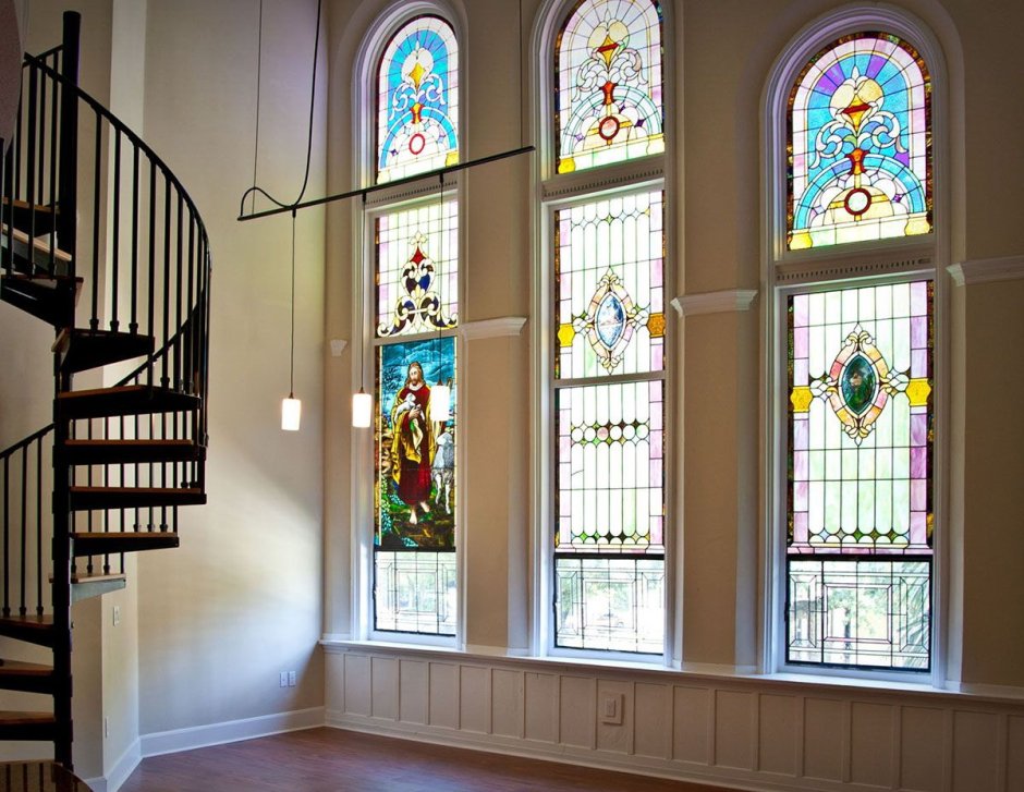 Витражные окна на лестнице в частном доме