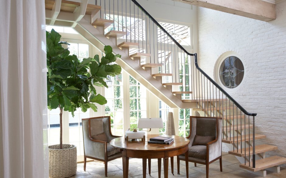 Колониальный стиль в интерьере загородного дома с лестницей