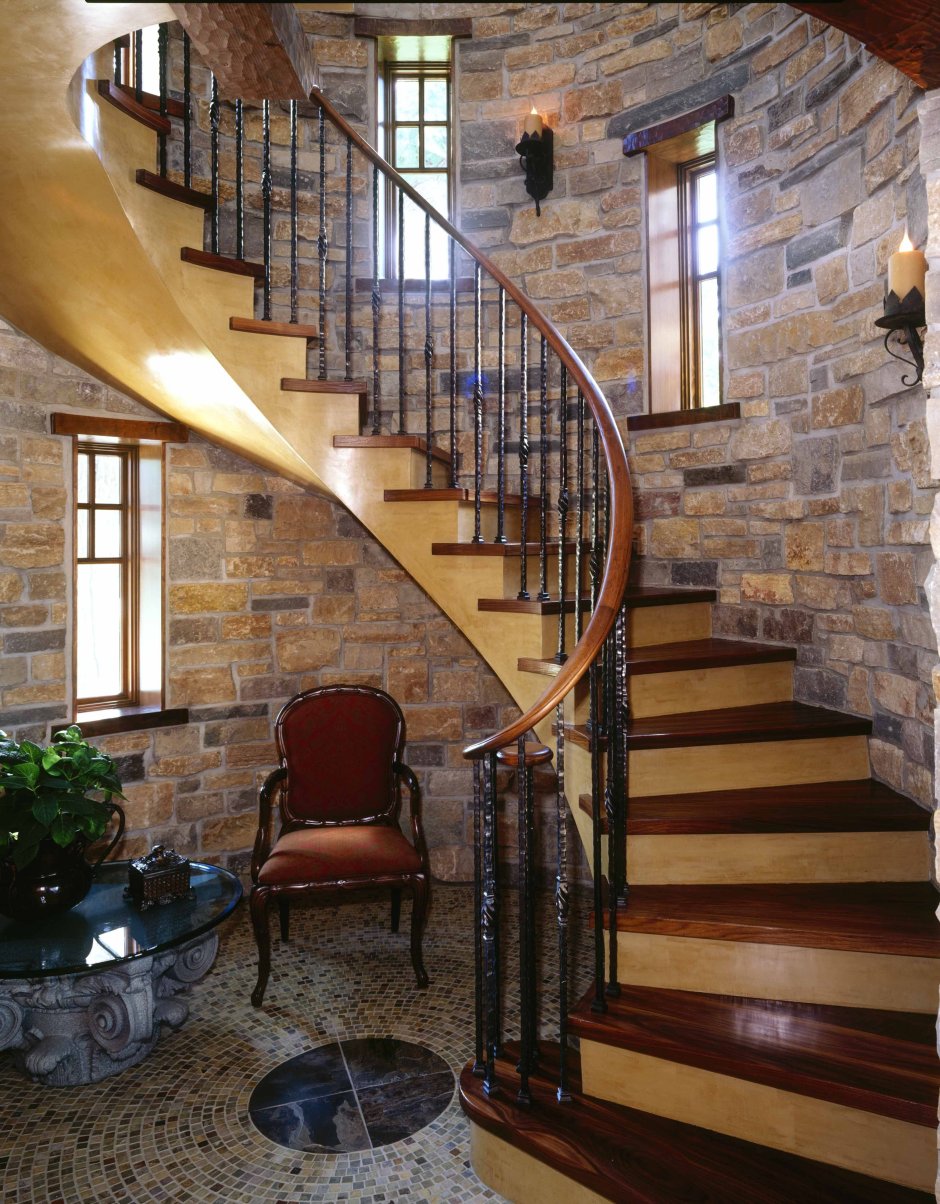 Каменная лестница в доме