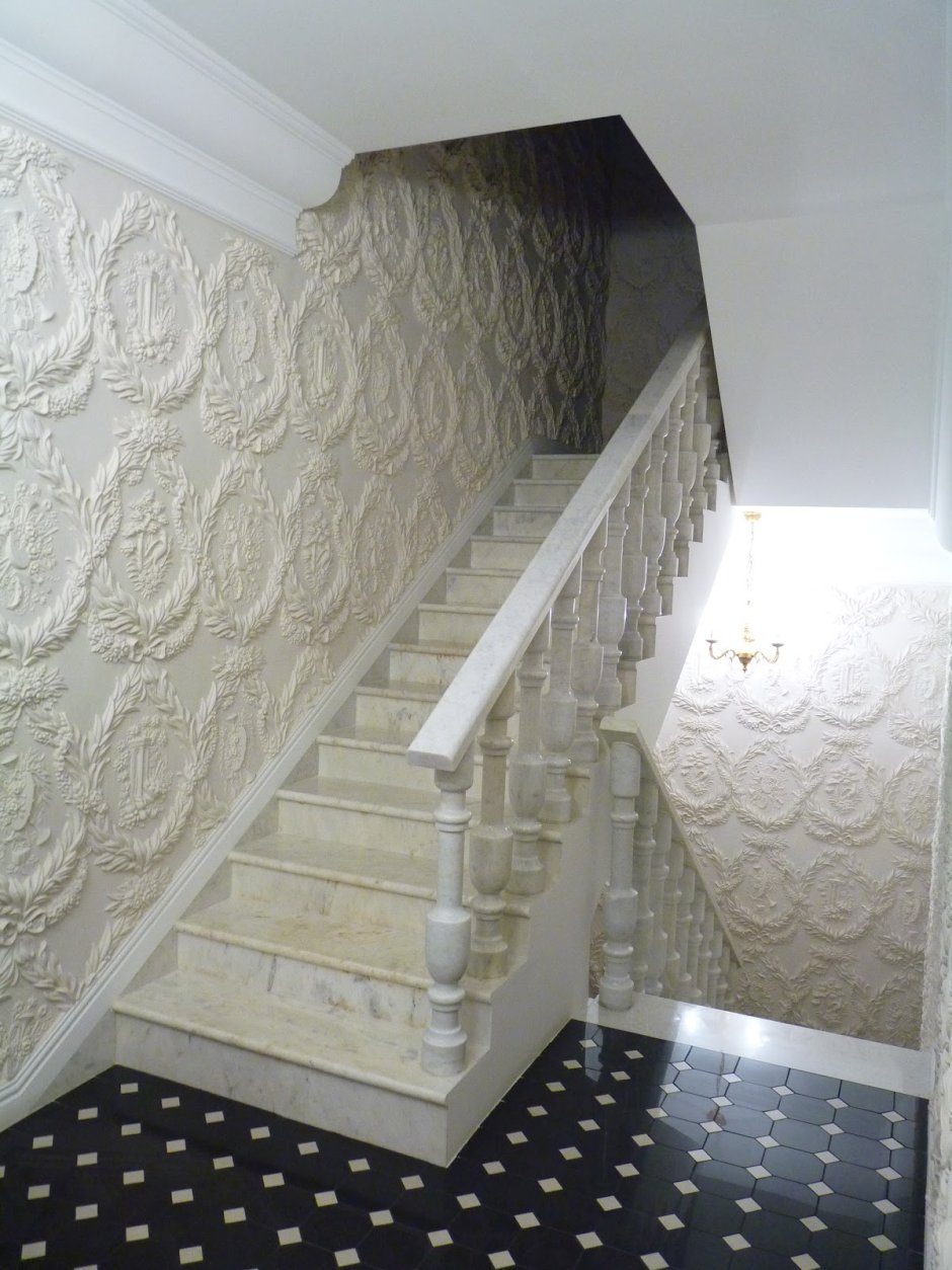 Декоративная штукатурка в холле с лестницей
