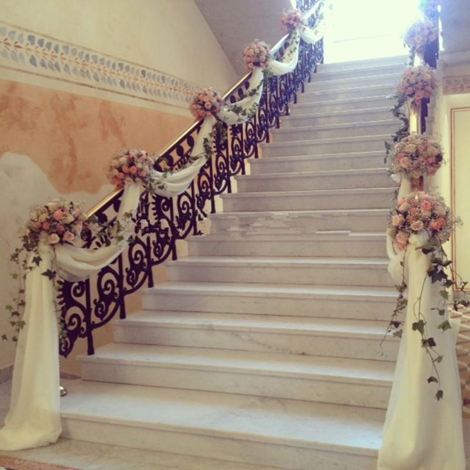 Лестница декорированная цветами