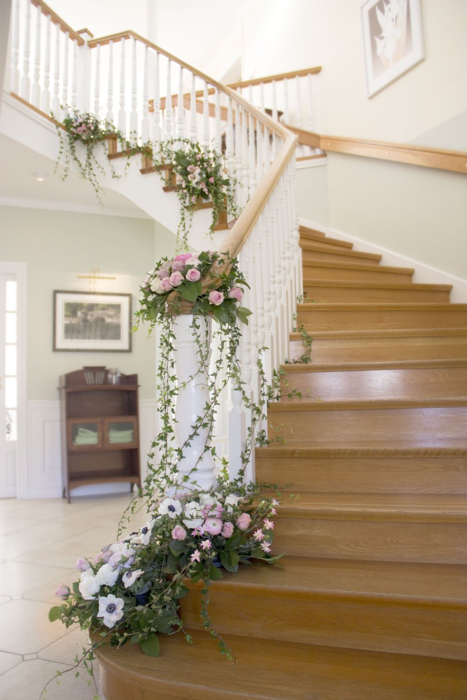 Лестница сколоченная и украшенная цветами