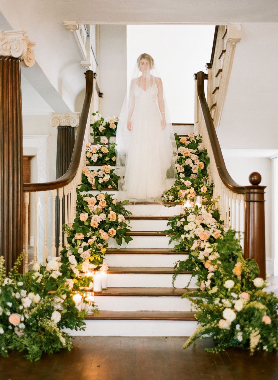 Украшение лестницы на свадьбу цветами