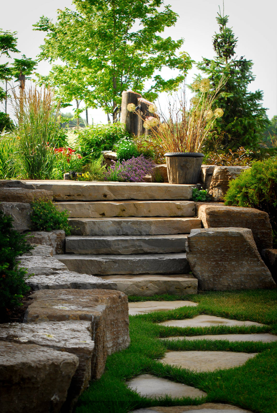 Каменная лестница в саду