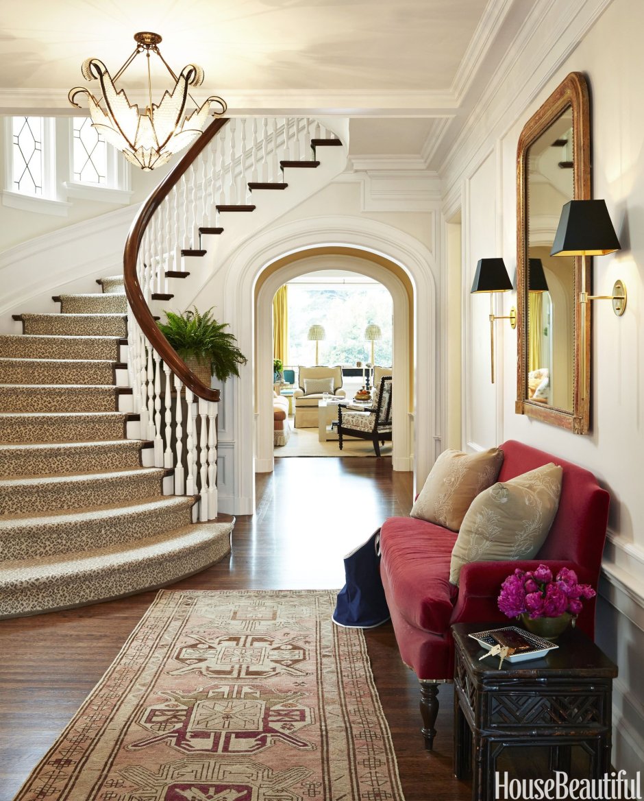 Красивая гостиная с лестницей