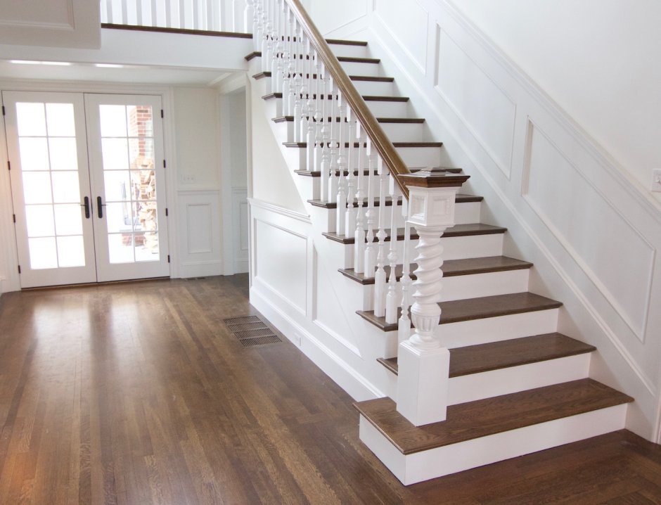 Белая деревянная лестница