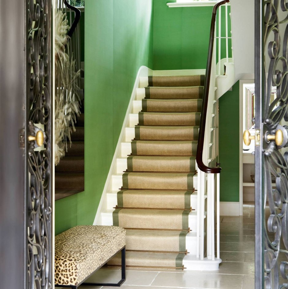 Зеленая лестница в интерьере