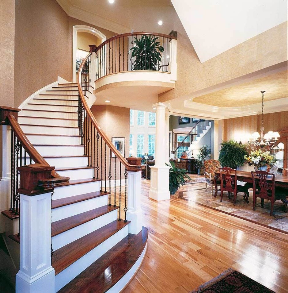 Лестница с балконом внутри дома