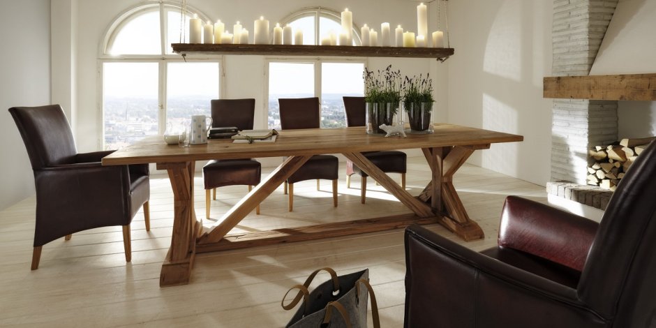 Массивный обеденный стол из дерева