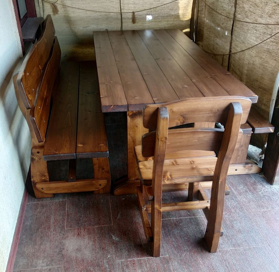 Деревянные столы и лавки