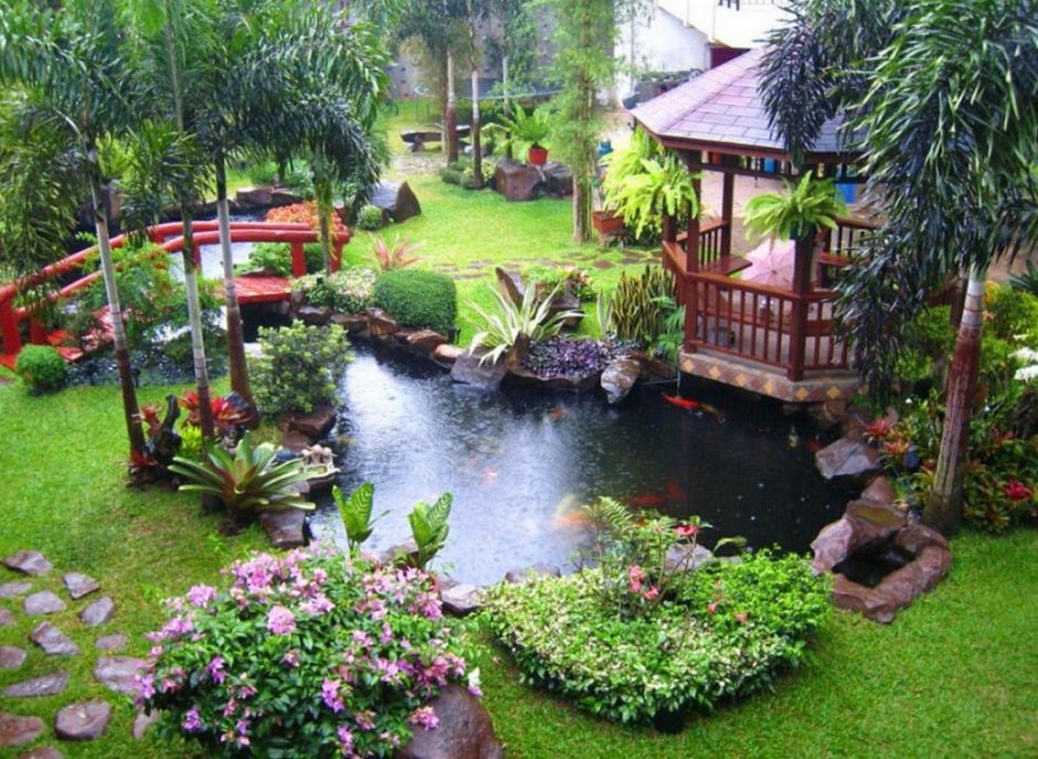 Красивый сад с прудом