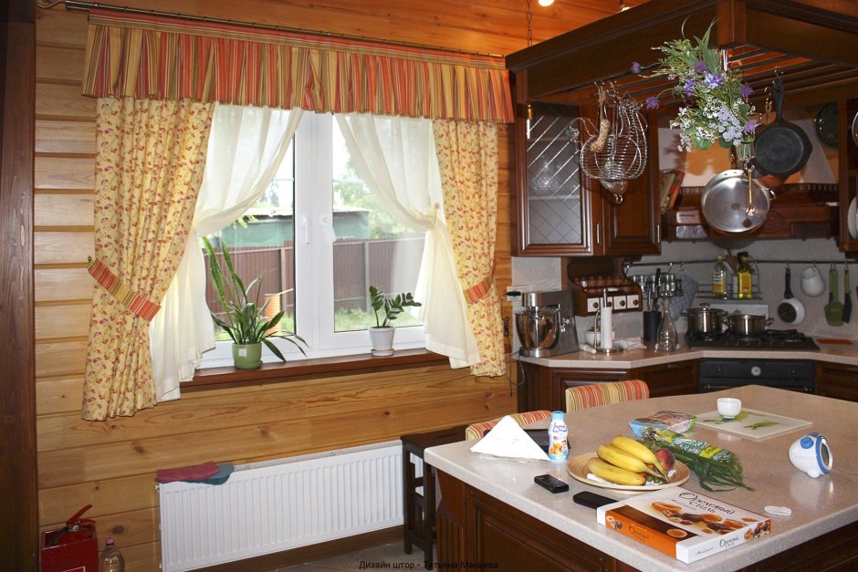 Занавески на кухню в деревянном доме