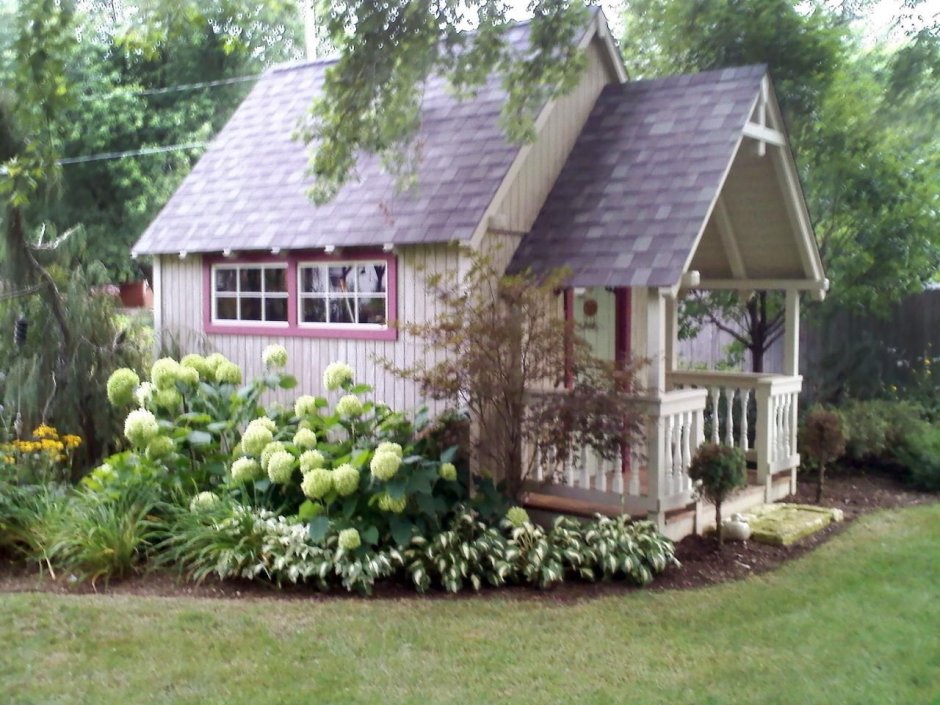 Деревянный домик с огородом