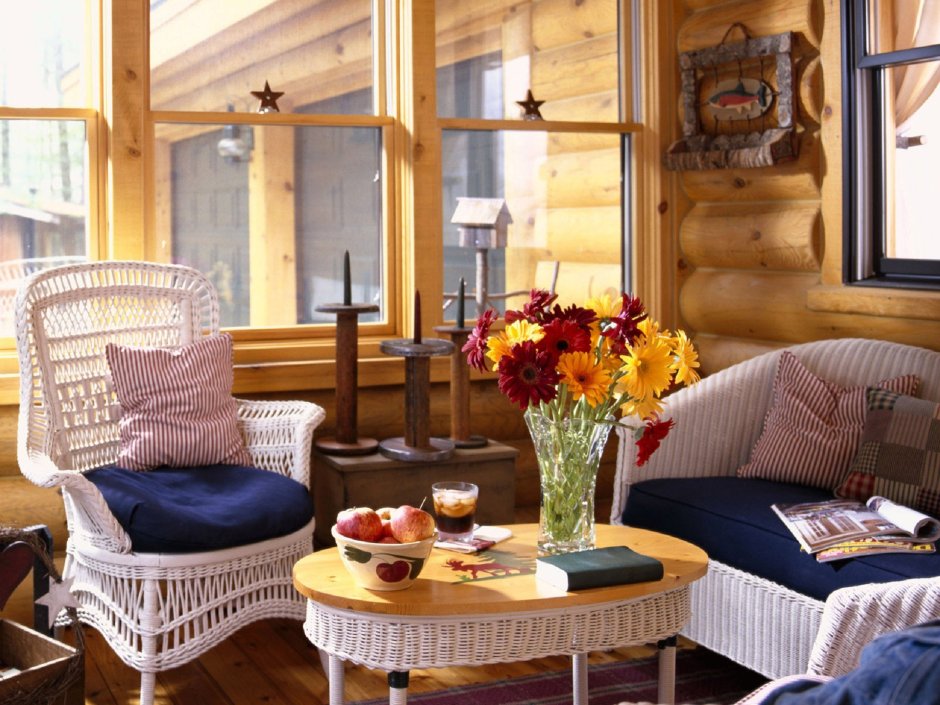 Уютная веранда с плетеной мебелью
