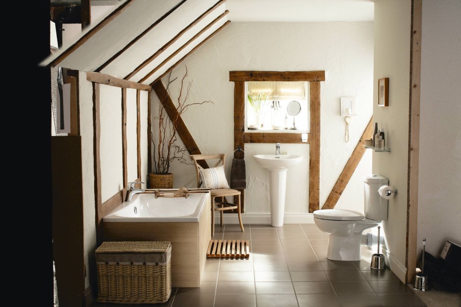 Отдельно стоящая ванна в деревянном доме