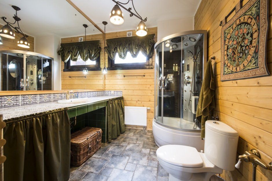Ванная комната в деревянном доме с душевой
