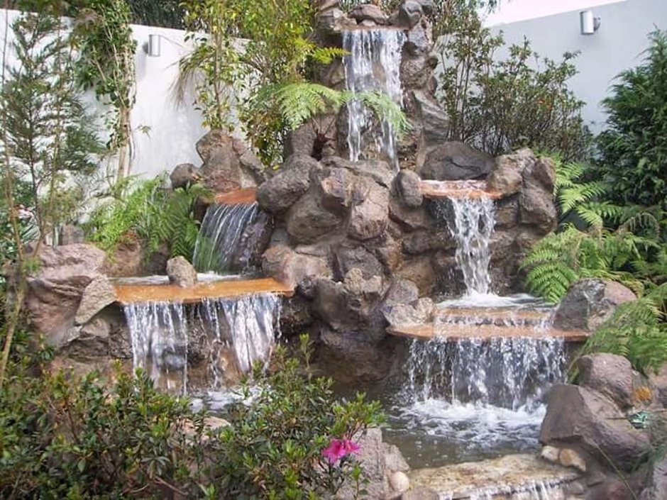 Пристенный водопад для сада