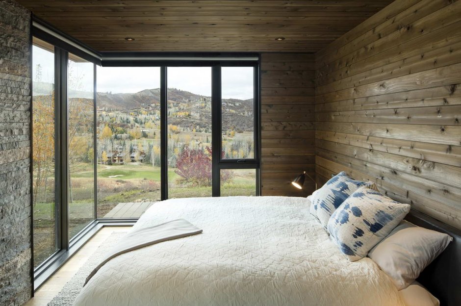 Спальня просто дом с большими окнами на горы