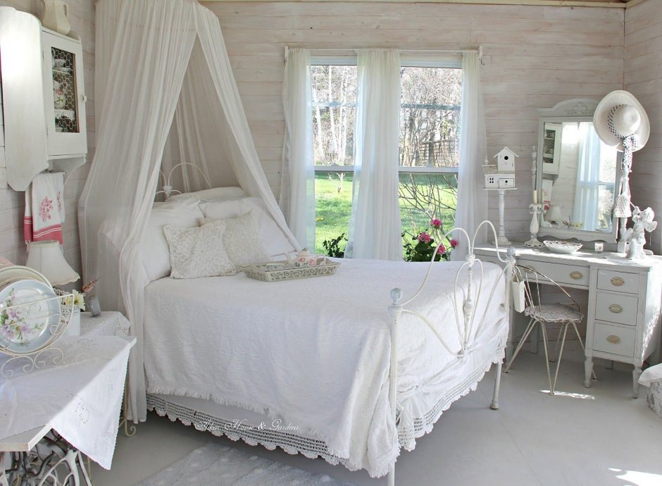Белая спальня в стиле шебби Шик