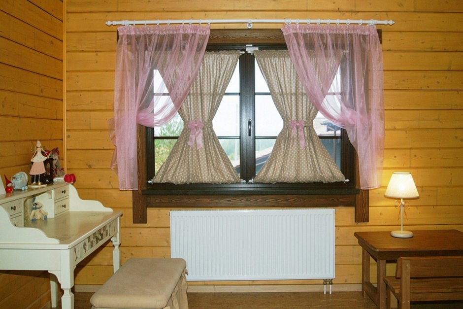 Занавески на маленькие окна в деревянном доме