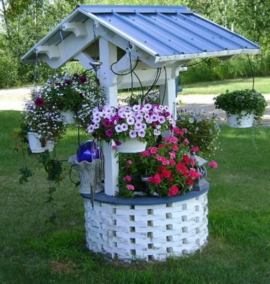 Декоративный колодец с цветами для сада