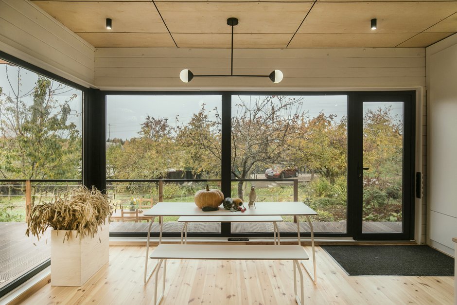 Кухня гостиная в доме из бруса с панорамными окнами