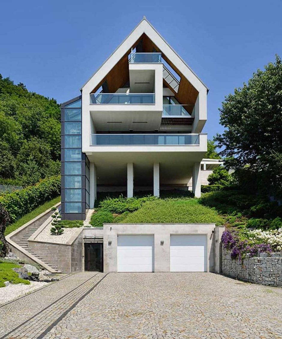 Двухэтажный дом на склоне