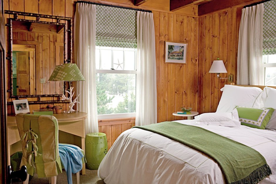 Зеленая спальня в деревянном доме