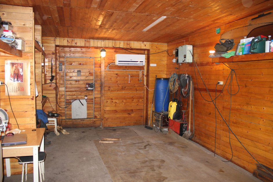Деревянный гараж внутри