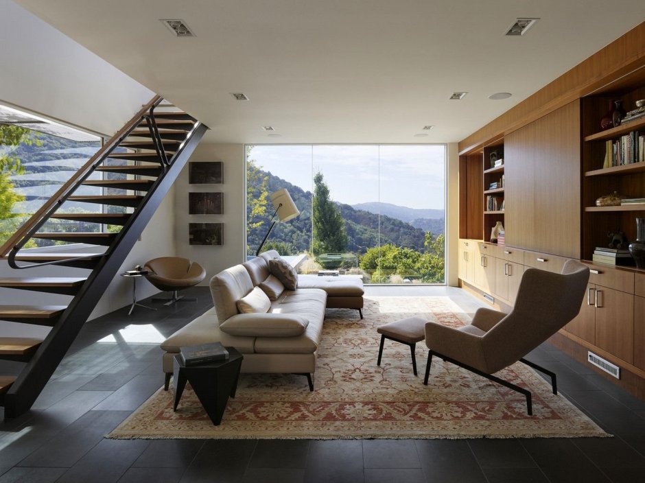 Гостиная с панорамными окнами и лестницей