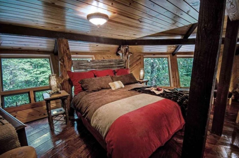 Спальня в домике на дереве