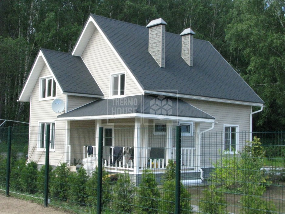 Зеленый дом с серой крышей