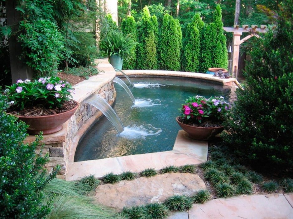 Маленький бассейн с фонтаном